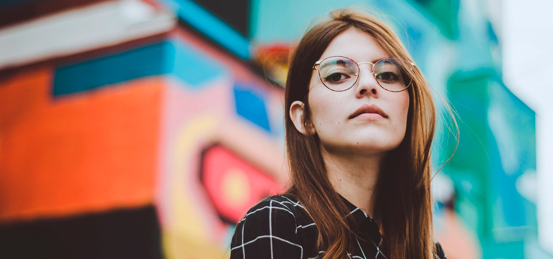 Frau mit Blaulichtfilter Brille